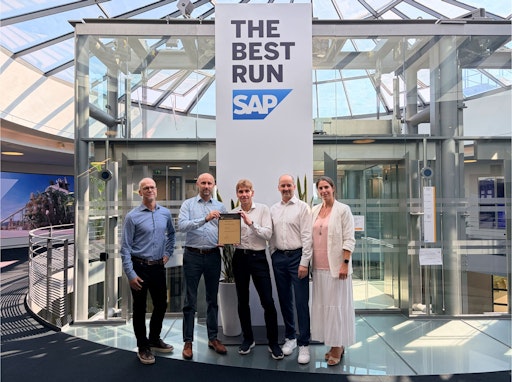 Vertreter von NTT DATA Business Solutions - Dirk Schaermann (l.),
André Walter und Jürgen Maier (Mitte) - sowie SAP - Rudolf Scheipers
(2. v. l.) und Sandra Levicki (r.) - bei der Übergabe des SAP Global
Operations Partner Gold Status im Juli 2026 am SAP-Hauptsitz in
Walldorf. // Weiterer Text über ots und www.presseportal.de/nr/24336
/ Die Verwendung dieses Bildes für redaktionelle Zwecke ist unter
Beachtung aller mitgeteilten Nutzungsbedingungen zulässig und dann
auch honorarfrei. Veröffentlichung ausschließlich mit
Bildrechte-Hinweis.