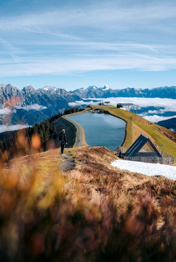 Spektakulärer Blick vom Asitz-Gipfel in Leogang über das
wolkenverhangene Tal.