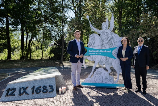 Vorschau Bild von Leerer Sockel des geplanten Denkmals für König Jan III. Sobieski.
Rechts davon Klubobmann Harald Zierfuß, Stadträtin Kasia Greco und
der Botschafter der Republik Polen Zenon Kosiniak-Kamysz vor der
mehr als zwei Meter hohen symbolischen Sobieski-Denkmalinstallation.