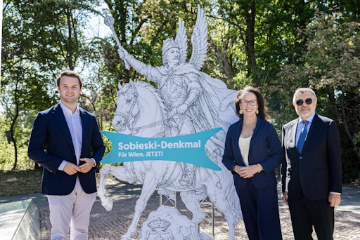 Klubobmann Harald Zierfuß, Stadträtin Kasia Greco und der
Botschafter der Republik Polen Zenon Kosiniak-Kamysz vor der mehr
als zwei Meter hohen symbolischen Sobieski-Denkmalinstallation.