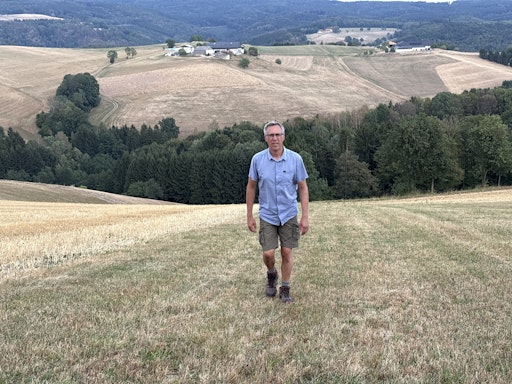 Bauernbund-Präsident Georg Strasser fordert rasche Unterstützung
für besonders betroffene Betriebe: „Unsere Bauernfamilien sind
Hauptbetroffene des Klimawandels und arbeiten täglich dafür,
Österreich mit hochwertigen Lebensmitteln zu versorgen.“