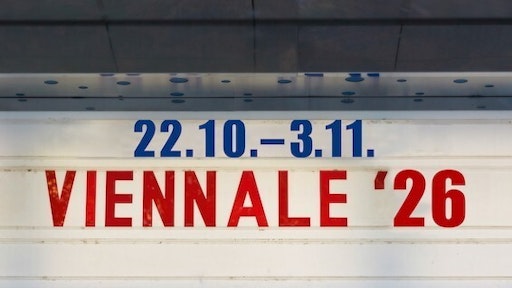 Anzeigentafel, auf der der Termin des diesjährigen Filmfestivals
Viennale zu sehen ist: 22.10. bis 3.11.2026