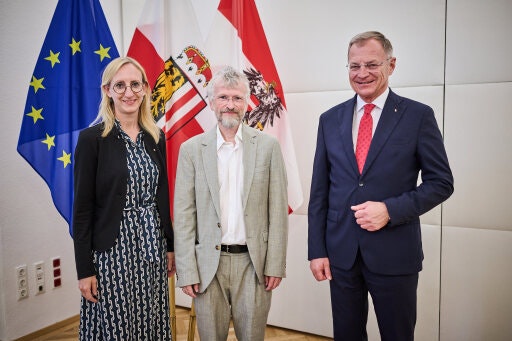 v.l.: Landeskulturdirektorin Mag.a Margot Nazzal, Ao.Univ.Prof. Mag. Till Alexander Körber, Landeshauptmann Mag. Thomas Stelzer (Fotograf: Peter Mayr; Bildrechte: Land OÖ)