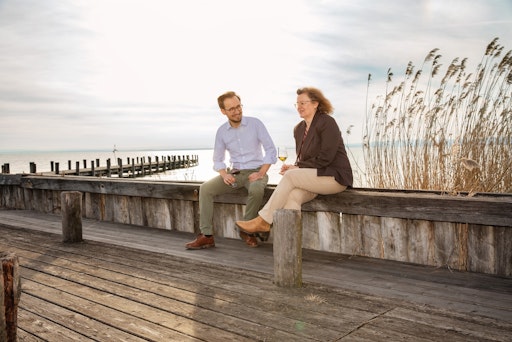 Am Ufer des Neusiedler Sees: Hans Michale Nittnaus, Obmann Verein
Neusiedlersee DAC und Christine Achs, Geschäftsführerin Verein
Neusiedlersee DAC