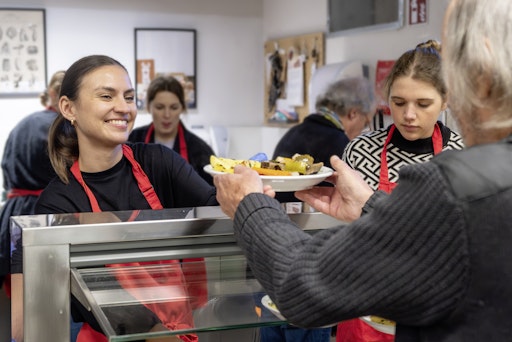 Vorschau Bild von Zählt seit Jahren zu den Fixpunkten in der Weihnachtszeit: dm
Festessen im Caritas Haus Elisabeth.