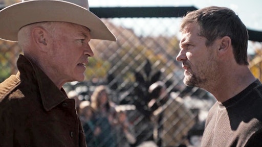 Ian Ross (Neal McDonough, l.) und sein Sicherheitschef Jeff
Eriksson (Bailey Chase) haben unterschiedliche Ansichten zum Umgang
mit den Fluechtlingen vor dem Tor. VERWENDUNG NUR IN VERBINDUNG MIT
DER PROGRAMMKOMMUNIKATION. JEDE ANDERE NUTZUNG IST UNTERSAGT. //
Weiterer Text über ots und www.presseportal.de/nr/55188 / Die
Verwendung dieses Bildes für redaktionelle Zwecke ist unter
Beachtung aller mitgeteilten Nutzungsbedingungen zulässig und dann
auch honorarfrei. Veröffentlichung ausschließlich mit
Bildrechte-Hinweis.