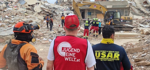 Vorschau Bild von Sofort nach den schweren Erdbeben in Venezuela startete Jugend
Eine Welt seine Hilfsmaßnahmen für die Zehntausenden notleidenden
Menschen. Wolfgang Wedan, Globaler Nothilfe-Koordinator von Jugend
Eine Welt, vor Ort.