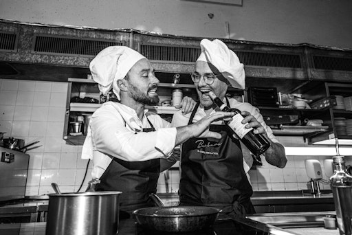 Luigi Barbaro Jr. und Antonio Barbaro stehen hinter Fratelli
Barbaro – der wachsenden italienischen Food- und Retail-Marke aus
Wien. Mit Gastronomie-Know-how, konsequentem Made in Italy und
innovativen Produkten wie den neuen Olivenöl-Sprays bringen sie
italienische Restaurantqualität in Österreichs Supermarktregale.