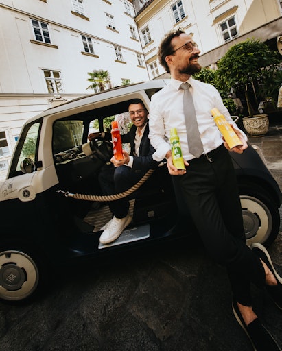 Vorschau Bild von Luigi Barbaro Jr. und Antonio Barbaro stehen hinter Fratelli
Barbaro – der wachsenden italienischen Food- und Retail-Marke aus
Wien. Mit Gastronomie-Know-how, konsequentem Made in Italy und
innovativen Produkten wie den neuen Olivenöl-Sprays bringen sie
italienische Restaurantqualität in Österreichs Supermarktregale.
