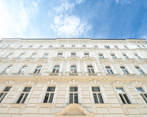Vorschau Bild von Historische Stuckelemente und reich gegliederte Fassade: Bei der
Revitalisierung des PRUNKSTÜCKS wurde die charakteristische
Gründerzeitarchitektur detailgetreu erhalten.