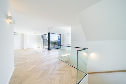 Vorschau Bild von Helle Dachgeschosswohnung im fertiggestellten PRUNKSTÜCK mit
Fischgrätparkett, großzügigen Glasflächen und Terrasse