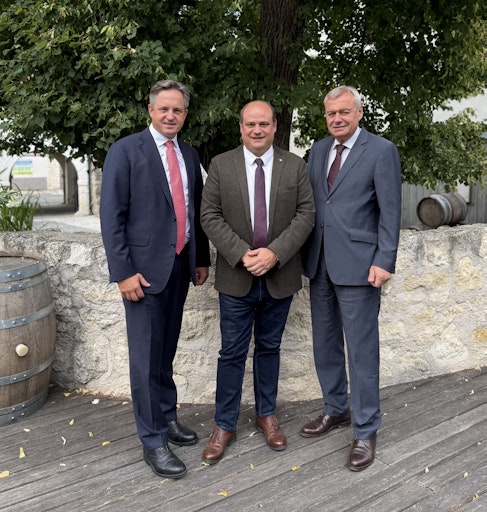 Weinbaupräsident Johannes Schmuckenschlager (l.), der bisherige
Weinbaudirektor und Geschäftsführer des Weinbauverbandes (r.) mit
seinem künftigen Nachfolger Stefan Kast (Mitte).