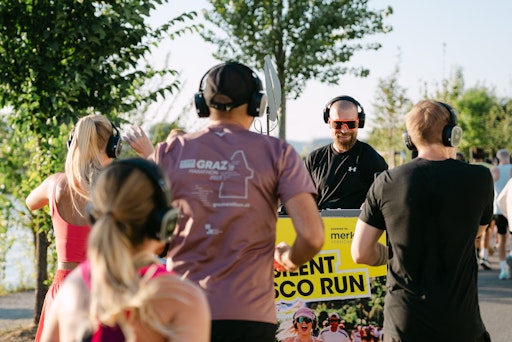 Vorschau Bild von Musik auf den Ohren, Bewegung in den Beinen: Der Silent Disco Run
von Antenne Steiermark verwandelte die Laufstrecke in eine mobile
Party.