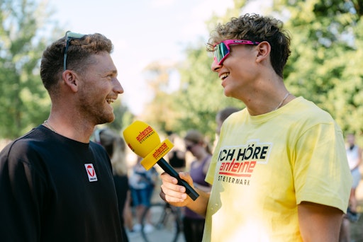 Vorschau Bild von Snowboard-Profi Arvid Auner im Gespräch mit Antenne Steiermark
Moderator Leon Glehr beim Silent Disco Run in Graz.