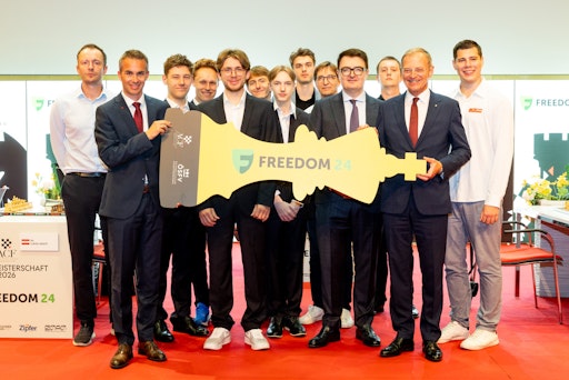 Vorschau Bild von Teilnehmer der Staatsmeisterschaft im Standardschach mit Oberbank
Generaldirektor Martin Seiter, Landeshauptmann Thomas Stelzer und
ÖSB Präsident Michael Stöttinger