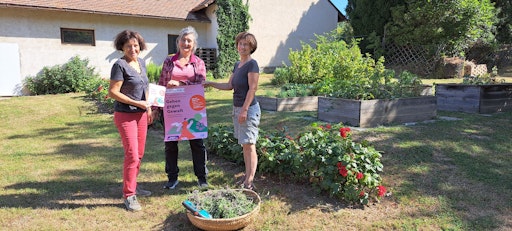 Maria Berthold, Manuela Kräuter (Geschäftsführerin FRAUEN FÜR
FRAUEN Weinviertel) und Marianne Schmidt (v. l.) bei den
Vorbereitungen für „Gehen gegen Gewalt“. Berthold und Schmidt
unterstützen die Initiative in Großrußbach und organisieren dort den
Empfang der Mitgehenden.