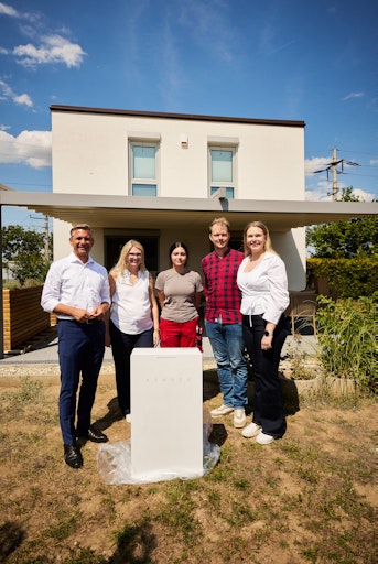 von links nach rechts: Wolfgang Hattmannsdorfer, Katharina
Liebert - GF Liebert Elektrotechnik, Lehrling Vanessa, Stefan und
Isabella Schmiedel