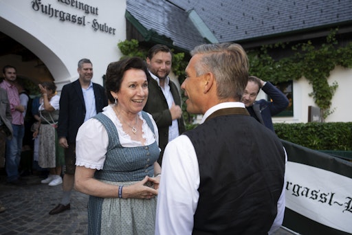 Vorschau Bild von Obfrau Margarete Kriz-Zwittkovits begrüßt
Bundeswirtschaftsminister Wolfgang Hattmannsdorfer am Neustifter
Kirtag.