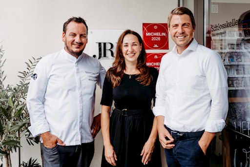 Personen von links nach rechts: Sternekoch und JRE-Mitglied
Markus Rath, Restaurantleiterin Judith Kern und Eigentümer Philipp
Gady