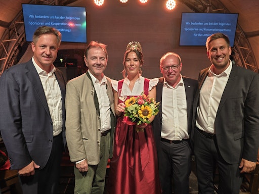 v.l.n.r.: Österreichs Weinbaupräsident Abg. z. NR. Johannes
Schmuckenschlager, LK Burgenland-Präsident Nikolaus Berlakovich, die
neue Bundesweinkönigin Maria Liegenfeld aus Donnserskirchen,
Burgenlands Weinbaupräsident Andreas Liegenfeld und Staatssekretär
Alexander Pröll bei der Krönung der neuen Bundesweinkönigin in
Eisenstadt.