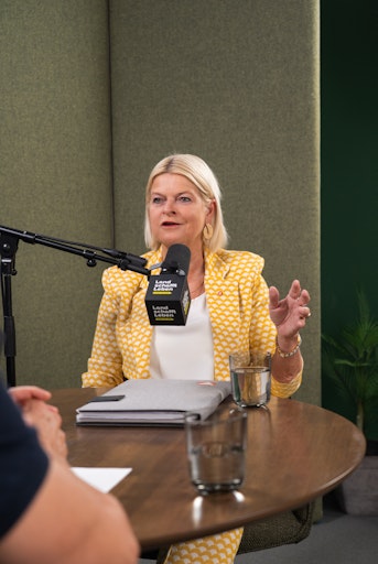 Vorschau Bild von Verteidigungsministerin Klaudia Tanner zu Gast bei „Wer nichts
weiß, muss alles essen“, dem wöchentlichen Wissenspodcast von Land
schafft Leben