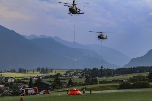 Vorschau Bild von Bundesheerhubschrauber beim Auffüllen ihrer Löschwasserbehälter