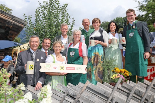 v.l.n.r.: Erich Zauner (Obmann Raiffeisenverband Salzburg),
Rudolf Müllner (Bürgermeister Maria Alm), Eveline Bimminger
(Projektleitung Bauernherbst), Josef Schwaiger (Obmann TVB
Hochkönig), Claudia Entleitner (Landesbäuerin), Leo Bauernberger (GF
SalzburgerLand Tourismus), Astrid Steharnig-Staudinger (GF
Österreich Werbung), Christine Scharfetter (GF Hochkönig Tourismus),
Maximilian Aigner (Landesrat)