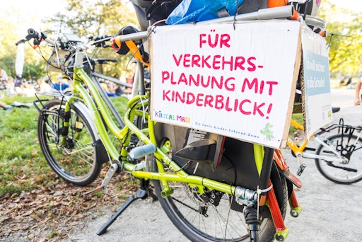 Vorschau Bild von Demoschild bei einer der letzen Kidical Masses in Wien