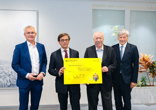 V.l.n.r.: Adolf Lehner (Vorsitzender des Stiftungsvorstandes der
AVZ Privatstiftung), Michael Stampfer (Geschäftsführer WWTF),
Michael Häupl (Präsident WWTF) und Johann Strobl (ehemaliger
Vorstandsvorsitzender RBI) bei der Übergabe der RBI-Spende an den
WWTF.
