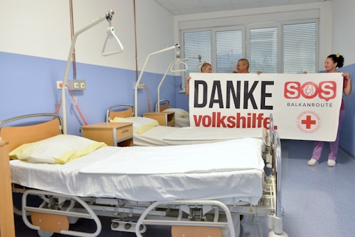 Realisiert wurde die Spende durch die Zusammenarbeit von SOS
Balkanroute und Volkshilfe Oberösterreich, mit Unterstützung des
Kepler Universitätsklinikums Linz, das die 45 Betten zur Verfügung
gestellt hat, sowie des Roten Kreuzes des Kantons Una-Sana.