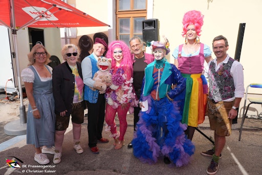 Musik, Drag, Tanz und Unterhaltung sorgten beim Frühschoppen vor
dem Weingut Fuhrgassl-Huber für Stimmung – und vor allem für viele
Begegnungen über vermeintliche Grenzen hinweg.
