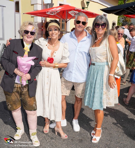 Vorschau Bild von Beim diesjährigen QUEER MOMENTS Tag am Neustifter Kirtag wurde am
Sonntag gemeinsam gefeiert, getanzt, gelacht und vor allem eines
gezeigt: Vielfalt muss nicht erklärt werden, wenn sie
selbstverständlich gelebt wird.