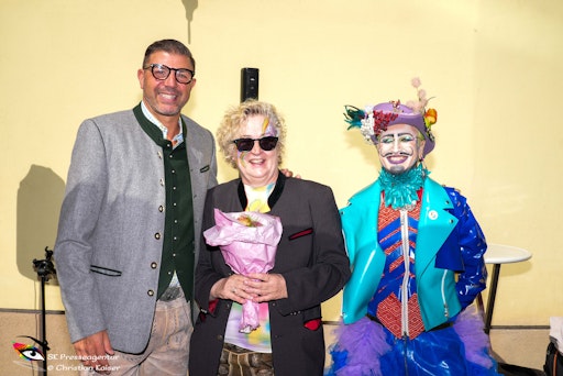 Vorschau Bild von Ortrun Gauper freute sich auch sehr, dass Bundesrat Martin Peterl
ihrer Einladung zum QUEER MOMENTS Frühschoppen gefolgt ist