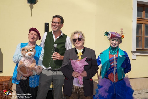 Vorschau Bild von Auch Nationalratsabgeordneter Heinrich Himmer zeigt sich vom
Erfolg der Initiative beeindruckt und sieht in QUEER MOMENTS einen
wichtigen Beitrag zum gesellschaftlichen Zusammenhalt.