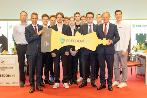 Vorschau Bild von Gruppenfoto Staatsmeisterschaft mit Landeshauptmann Thomas
Stelzer und Martin Seiter, designierter Generaldirektor der Oberbank