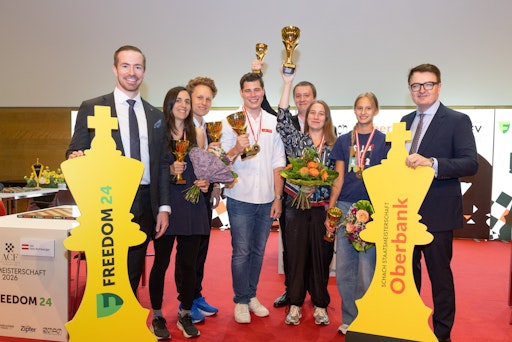 Vorschau Bild von Siegerehrung Schach Staatsmeisterschaft 2026 mit Dominik Mayr
(Freedom 24) und ÖSB Präsident Michael Stöttinger