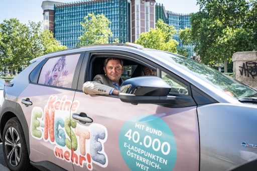 Mobilitätsminister Hanke setzt mit gebrandeten E-Taxis auf
Information und Bewusstseinsbildung