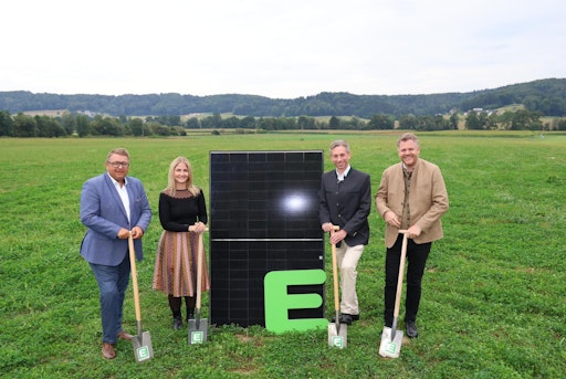 Foto (honorarfrei v.l.n.r): Martin Graf (Vorstand Energie
Steiermark), Nora Licker (Energie Steiermark Projektleitung
Stellvertretung PV-Park Feiting), Werner Ressi (Vorstand Energie
Steiermark) und Christian Sekli (Bürgermeister Allerheiligen bei
Wildon)