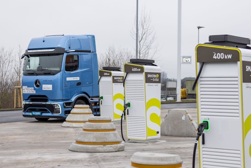 Ladepark in Regau mit E-LKW an Ladesäule