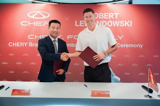 Zhu Shaodong (Executive Vice President von Chery International
und CEO für die EU-Region) und Robert Lewandowski