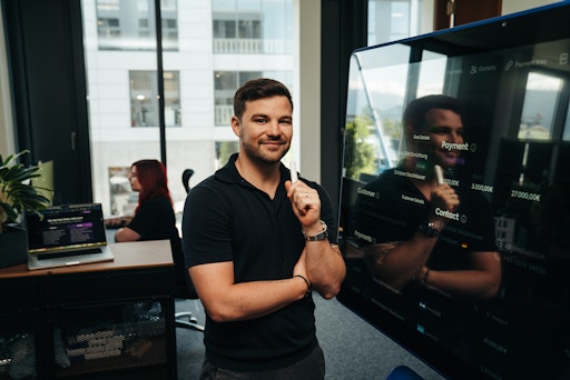 ioumi-Gründer Christian Stockklauser im Büro in Wolfurt. Das
Vorarlberger Fintech-Startup hat in unter drei Monaten die Marke von
einer Million Euro Vertragsvolumen überschritten.