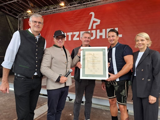 Eine Gams für einen ganz besonderen Freund und Botschafter der
Gamsstadt: Andreas Gabalier wurde am Samstag, den 22. August 2026,
im Rahmen des traditionellen Fanempfangs in der Kitzbüheler
Innenstadt mit der Ehrennadel in Gold von Kitzbühel Tourismus
ausgezeichnet.