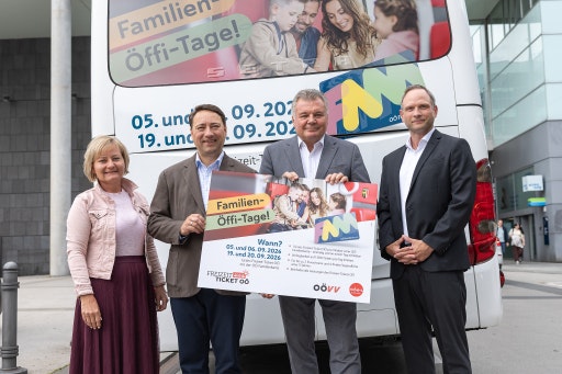Renate Katzmayr, Leiterin der Gruppe Familie, Familienreferent Landeshauptmann-Stv. Manfred Haimbuchner, Infrastruktur-Landesrat Günther Steinkellner, Klaus Wimmer, Geschäftsführer OÖ Verkehrsverbund Gesellschaft. (Fotograf: Charlotte Guggenberger; Bildrechte: Land OÖ)