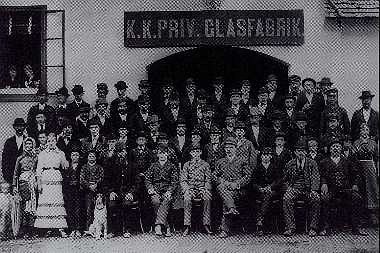 Historische Belegschaft der k.k. priv. Glasfabrik Joh. Loetz
Witwe in Klostermühle, Böhmen. ©Wikipedia/Viktor Weinstein