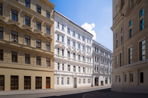 Le Petit Lion, Rotenlöwengasse 16: Wiener Gründerzeit trifft
französische Eleganz: LE PETIT LION am Alsergrund wurde hochwertig
revitalisiert und international ausgezeichnet.