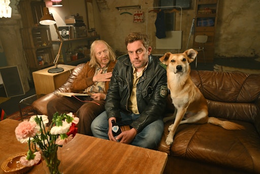STECKERLFISCHFIASKO - seit 13. August im Kino: Rudi Birkenberger
(Simon Schwarz), Franz Eberhofer (Sebastian Bezzel) und Hund
Hinkelotta (Noah). // Weiterer Text über ots und
www.presseportal.de/nr/12946 / Die Verwendung dieses Bildes für
redaktionelle Zwecke ist unter Beachtung aller mitgeteilten
Nutzungsbedingungen zulässig und dann auch honorarfrei.
Veröffentlichung ausschließlich mit Bildrechte-Hinweis.
