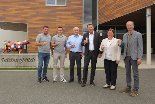 Vorschau Bild von Gemeinsam für eine sichere regionale Wasserversorgung: v.l.n.r.:
Thomas Heinz (Obmann Stv. Wassergenossenschaft St. Georgen), Michael
Absmanner (Obmann Wassergenossenschaft St. Georgen), Franz Zehentner
(Prokurist SalzburgMilch), Andreas Gasteiger (Geschäftsführer
SalzburgMilch), Andrea Pabinger (Bürgermeisterin Lamprechtshausen),
Franz Gangl (Bürgermeister St. Georgen)