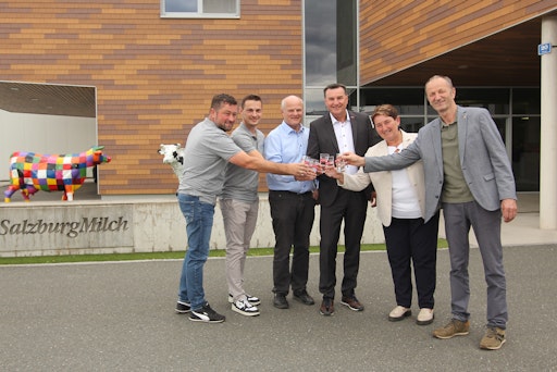 Gemeinsam für eine sichere regionale Wasserversorgung: v.l.n.r.:
Thomas Heinz (Obmann Stv. Wassergenossenschaft St. Georgen), Michael
Absmanner (Obmann Wassergenossenschaft St. Georgen), Franz Zehentner
(Prokurist SalzburgMilch), Andreas Gasteiger (Geschäftsführer
SalzburgMilch), Andrea Pabinger (Bürgermeisterin Lamprechtshausen),
Franz Gangl (Bürgermeister St. Georgen)
