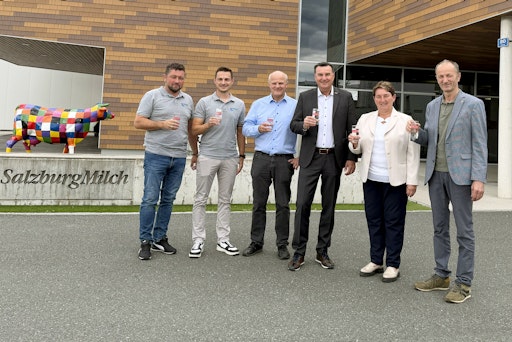 Vorschau Bild von Gemeinsam für eine sichere regionale Wasserversorgung: v.l.n.r.:
Thomas Heinz (Obmann Stv. Wassergenossenschaft St. Georgen), Michael
Absmanner (Obmann Wassergenossenschaft St. Georgen), Franz Zehentner
(Prokurist SalzburgMilch), Andreas Gasteiger (Geschäftsführer
SalzburgMilch), Andrea Pabinger (Bürgermeisterin Lamprechtshausen),
Franz Gangl (Bürgermeister St. Georgen)