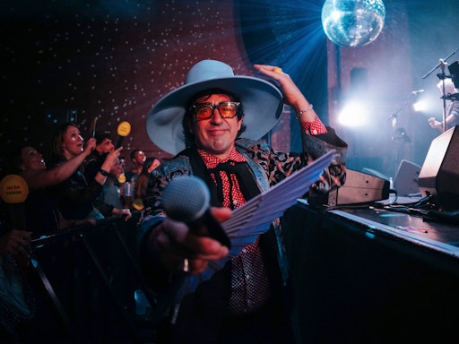 Vorschau Bild von Frontman der ARTE Karaokeband Nicolas Ullmann // Weiterer Text
über ots und www.presseportal.de/nr/9021 / Die Verwendung dieses
Bildes für redaktionelle Zwecke ist unter Beachtung aller
mitgeteilten Nutzungsbedingungen zulässig und dann auch honorarfrei.
Veröffentlichung ausschließlich mit Bildrechte-Hinweis.